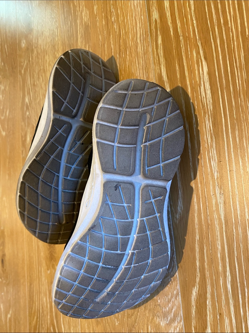 OOFOS Black Slip-On Women's Sneakers with White Sole. - Picture 2 of 4